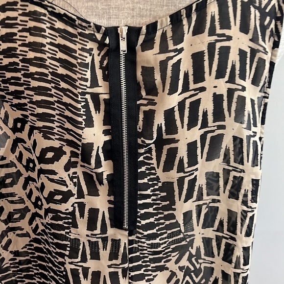 To go collection size XL Sleeveless sheer blouse with exposed zipper in back - Picture 6 of 7